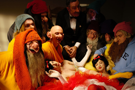 05 保罗·麦卡锡 与戴蒙·麦卡锡合作完成 《雪白公主》（军械库艺术中心版本），2013.jpg